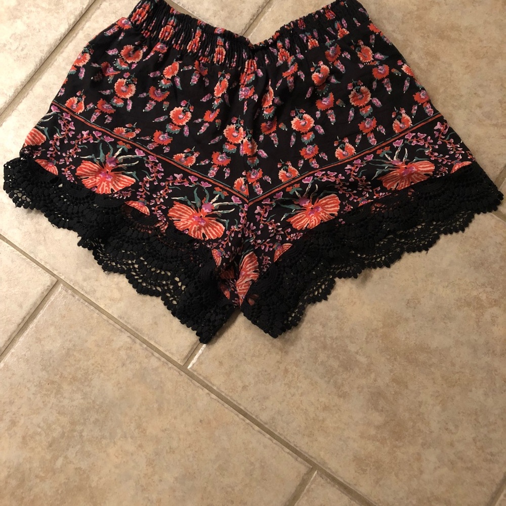 Flowered shorts - Picture 2 of 2